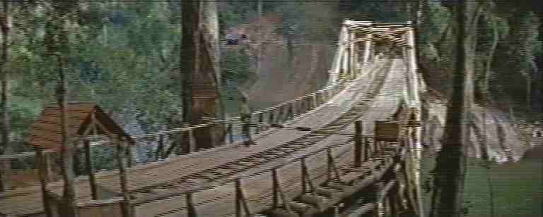 Il ponte attende il passaggio del treno