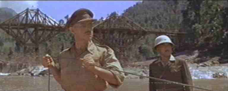 Nicholson scopre le micce e ordina l'allarme