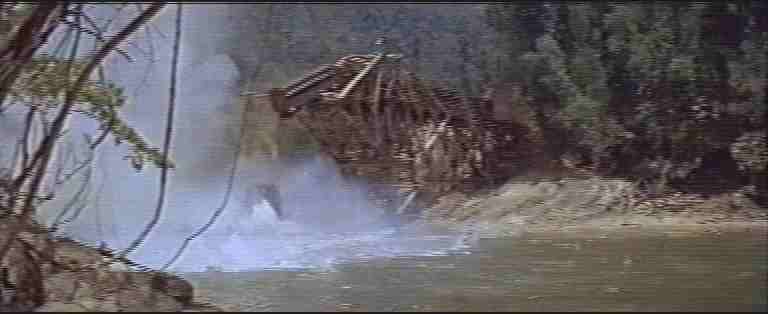 Il treno precipita nel fiume