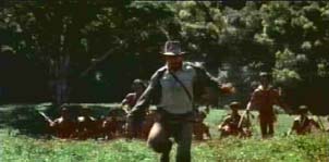 Jones inseguito da un'orda di selvaggi