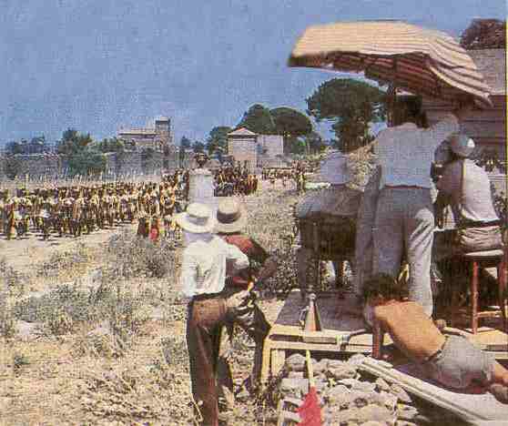 L'operatore Robert Surtees, di spalle al centro, durante la sequenza iniziale del film