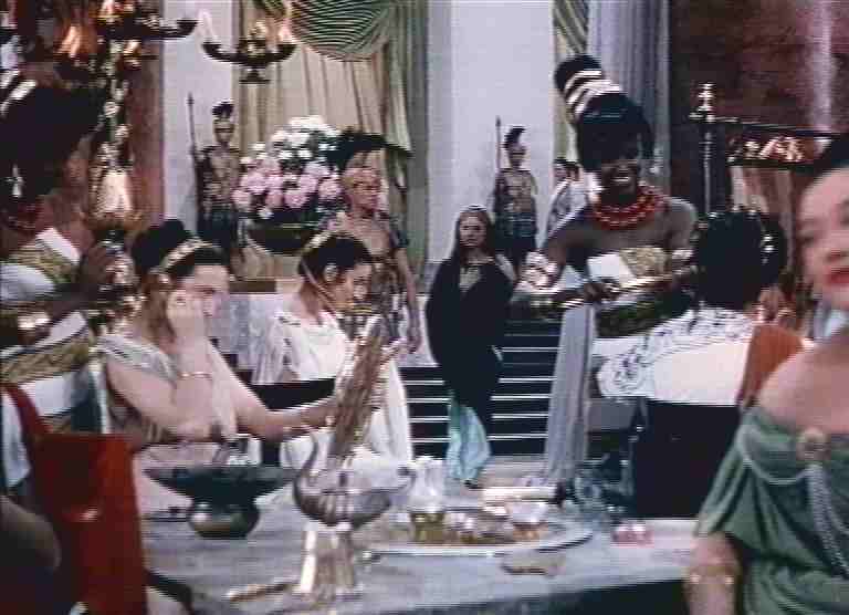  Da sinistra, la seconda cortigiana è Elizabeth Taylor nel primo dei due camei