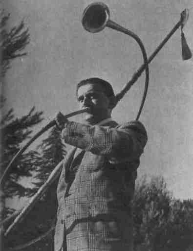 il compositore Miklos Rozsa con uno dei tanti strumenti musicali fatti da lui costruire appositamente per l'esecuzione delle fanfare e riprodotti seguendo le indicazioni provenienti dai bassorilievi del periodo classico