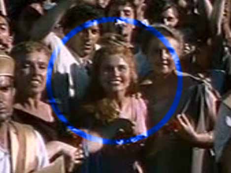 l'immagine della sequenza in cui Sophia Loren compare nel primo dei due camei   - Sotto: l'immagine della sequenza nella sua grandezza naturale