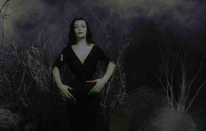 Vampiria in una scena del film nella versione colorizzata del 1982 con pellicola allargata in Aspect Ratio: 1.88:1