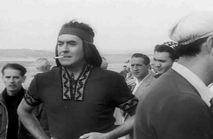 Tyrone Power in pausa durante la lavorazione del film. L'attore mor� d'infarto durante le riprese, sostituito da Yul Brynner