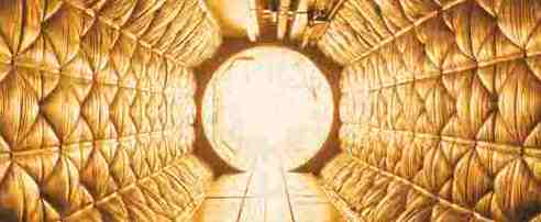 Scena del film che parafrasa apertamente una sequenza di 2001: Odissea nello spazio di Stanley Kubrick