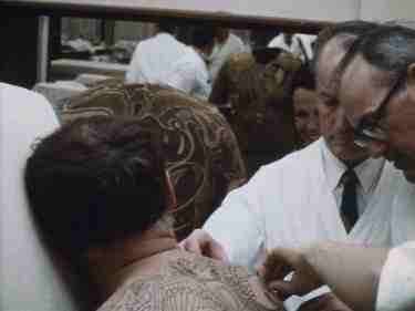 Rod Steiger � sottoposto al trucco dallo specialista Gordon Bau