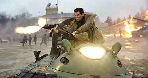 Pierce Brosnan impegnato in spericolati combattimenti in A 007 La morte pu� attendere