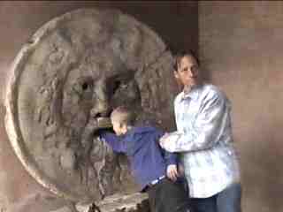 Roma 11.06.03 - Anthony, il primogenito di Gregory Peck, in visita a Roma sugli stessi luoghi dove furono riprese le scene del film Vacanze Romane (1953, Roman Holidays). Qui con suo figlio Zachary, detto Zac, alla Bocca della verit�.