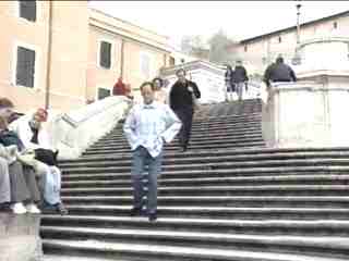 Roma 11.06.03 - Anthony ripercorre la scalinata di Trinit� dei Monti, proprio come fece suo padre 50 anni prima. Il viaggio a Roma fu voluto proprio da Gregory Peck qualche giorno prima di morire. Chiese al figlio di ripercorre gli stessi itinerari del film e di scattare numerose fotografie per fargli vedere se Roma era come lui l'aveva lasciata ben mezzo secolo fa.