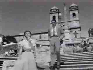 Gregory Peck scende la famosa scalinata per raggiungere Audrey Hepburn. L'attrice, allora sconosciuta, non avrebbe avuto alcuna possibilit� di poter vedere il proprio nome nei titoli di testa. Fu Peck ad imporli, convinto che la ragazza avrebbe vinto l'Oscar. E and� proprio come lui aveva previsto.